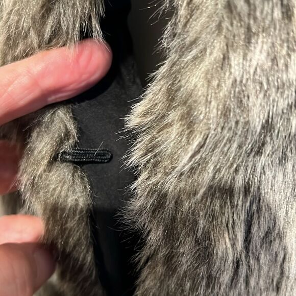 Aritzia‎ Talula Romilly Grey/Black Faux Fur Vest Size XS - Picture 5 of 12